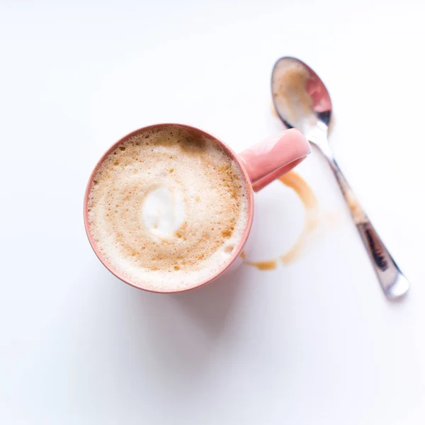 Un objeto fresco taza de leche rosa Vista superior plano laico — Foto de Stock