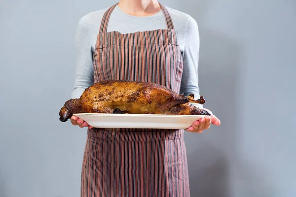 Nő tartja Hálaadás napján sült egész kacsa — Stock Fotó