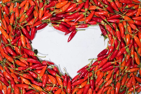 Vegetais orgânicos frescos vermelho pimenta quente pimenta forma do coração — Fotografia de Stock