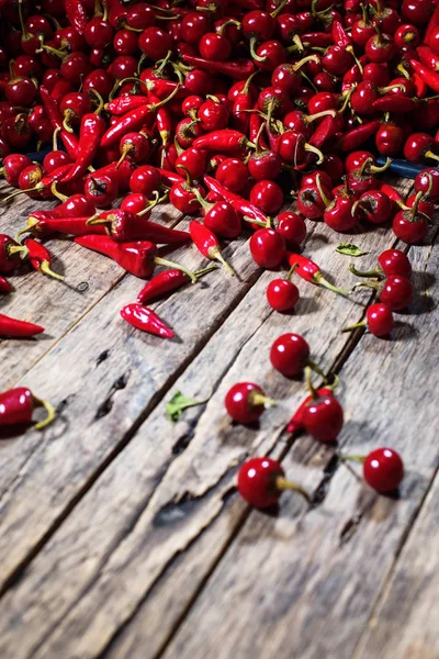 Red hot chili pepper scattered on wooden. Country — ストック写真