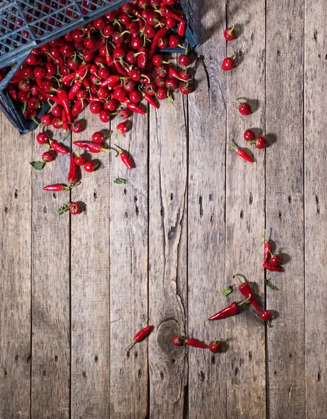 Pimenta quente vermelha espalhada em madeira. País — Fotografia de Stock