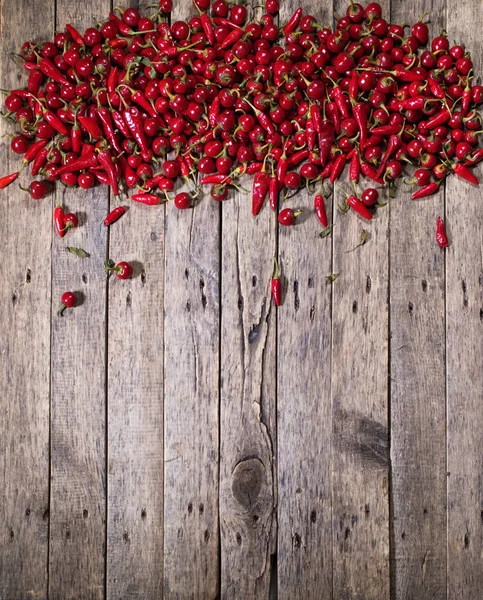 Pimenta quente vermelha espalhada em madeira. País — Fotografia de Stock