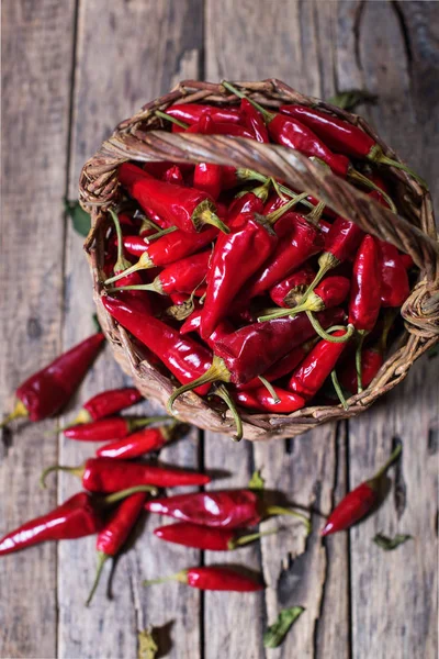 Pimenta quente vermelha em madeira. Estilo de país — Fotografia de Stock