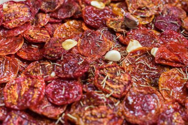 Arka plan olarak lezzetli kurutulmuş domatesler. Üst görünüm