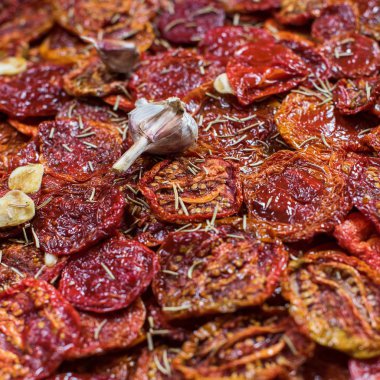 Arka plan olarak lezzetli kurutulmuş domatesler. Üst görünüm