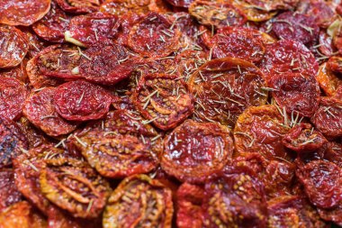 Arka plan olarak lezzetli kurutulmuş domatesler. Üst görünüm
