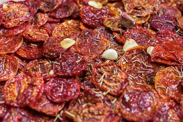 Arka plan olarak lezzetli kurutulmuş domatesler. Üst görünüm