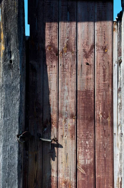 Vecchia porta rurale di colore rosso retrò rustico — Foto Stock