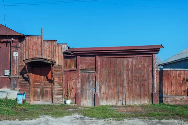 Kırsal kesimin kırmızı renkli eski kırsal kapısı