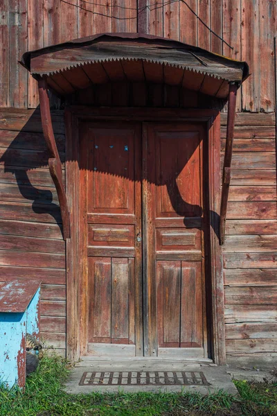 Old rural country door of red color retro rustic — Stock Photo, Image