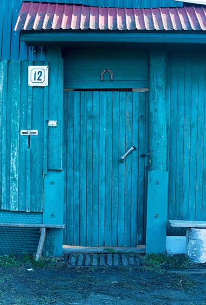 Antiguo país rural puerta de color rojo retro rústico — Foto de Stock