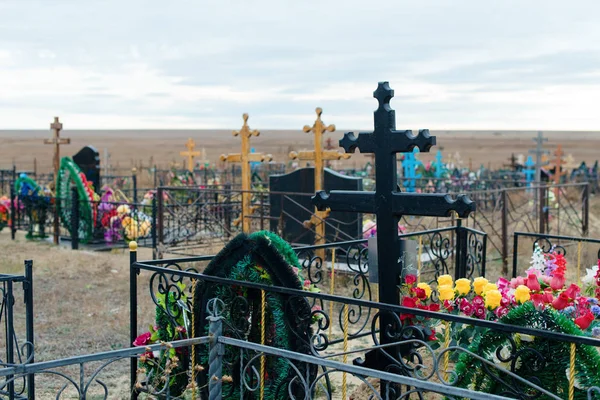 Vista del pequeño cementerio rural en el campo Rusia —  Fotos de Stock