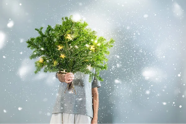 Πράσινο χριστουγεννιάτικο έλατο δέντρο μπουκέτο Δώρο σε γκρι τοίχο — Φωτογραφία Αρχείου