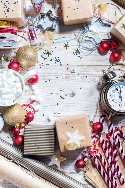 Tarjeta de Navidad oro plata rojo blanco regalos — Foto de Stock