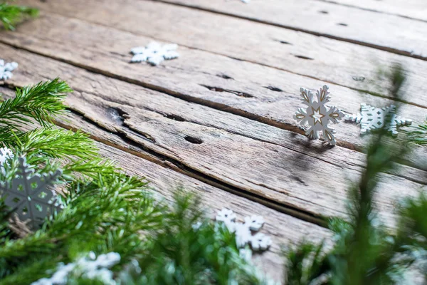 Flocos de neve decorativos brancos com abeto de Natal verde — Fotografia de Stock