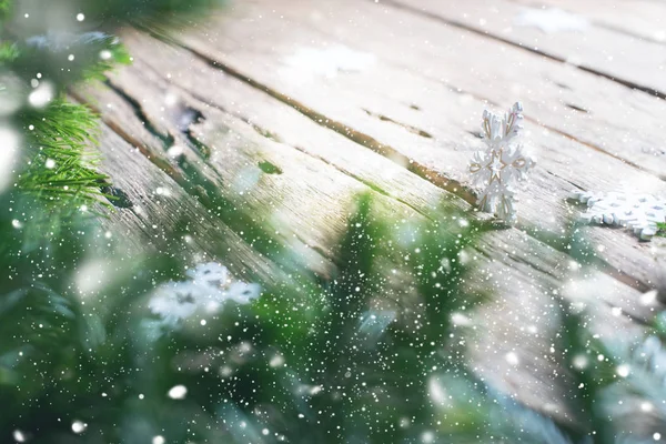 Flocos de neve decorativos brancos com abeto de Natal verde — Fotografia de Stock