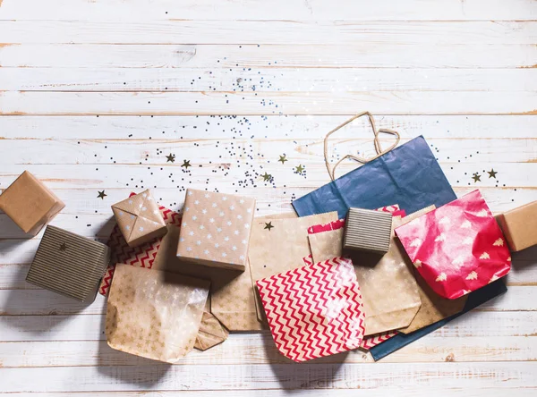 Weihnachtliche rot-beige Geschenkschachteln mit Funkeln — Stockfoto