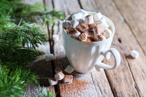 Белая чашка кофе с зефиром и какао — стоковое фото