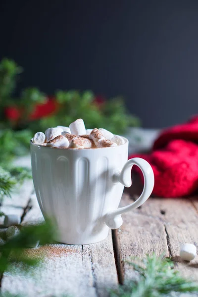 Xícara branca de café com marshmallows e cacau — Fotografia de Stock