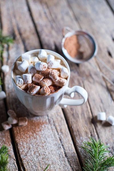 Weiße Tasse Kaffee mit Marshmallows und Kakao — Stockfoto