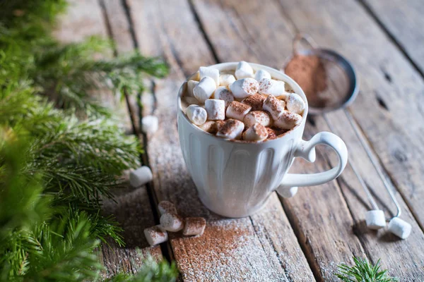 Weiße Tasse Kaffee mit Marshmallows und Kakao — Stockfoto