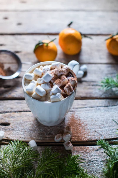 Xícara branca de café com marshmallows e cacau — Fotografia de Stock
