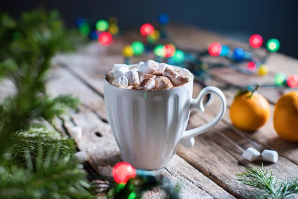 Weiße Tasse Kaffee mit Marshmallows und Kakao — Stockfoto