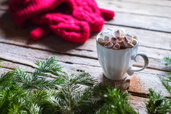 Weiße Tasse Kaffee mit Marshmallows und Kakao — Stockfoto