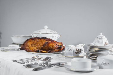 Eski moda beyaz tabaklar Şükran Günü 'nde.
