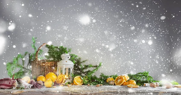Noel Yeni Yıl kompozisyonu portakallar ekose ışığı — Stok fotoğraf