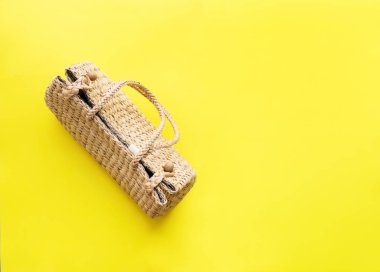 Sarı arka planda ıslak çantalar. Yaz zamanı.