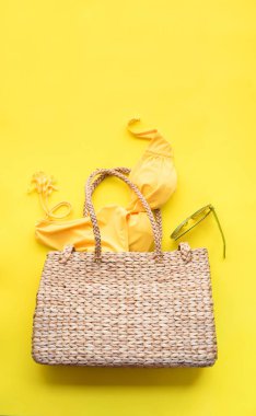 Islak çanta ve kadın mayosu sarıda.