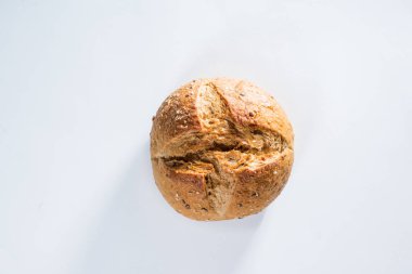 Tohumları açık gri arkaplanlı tam tahıllı ekmek.