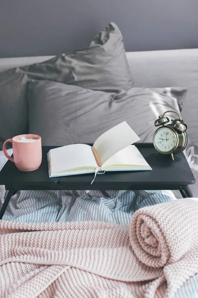 Café, diariamente, lápis na mesa na cama cinza acolhedora — Fotografia de Stock