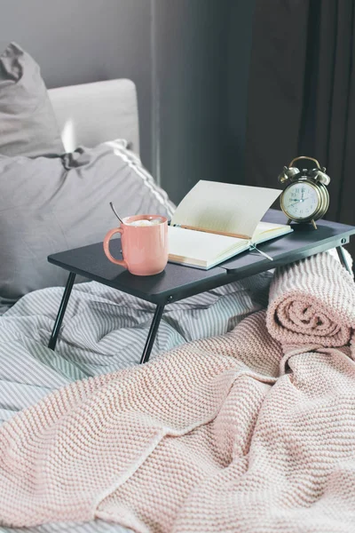 Café, diariamente, lápis na mesa na cama cinza acolhedora — Fotografia de Stock