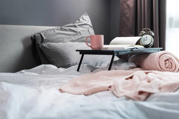 Kaffe, dagligen, penna på bord på mysig grå säng — Stockfoto