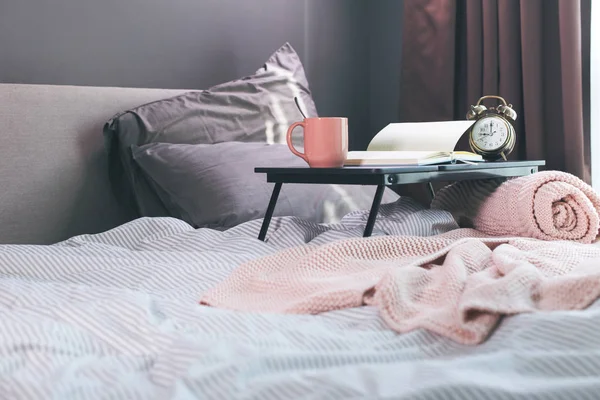 Cafea, zilnic, creion pe masă pe pat gri confortabil — Fotografie, imagine de stoc