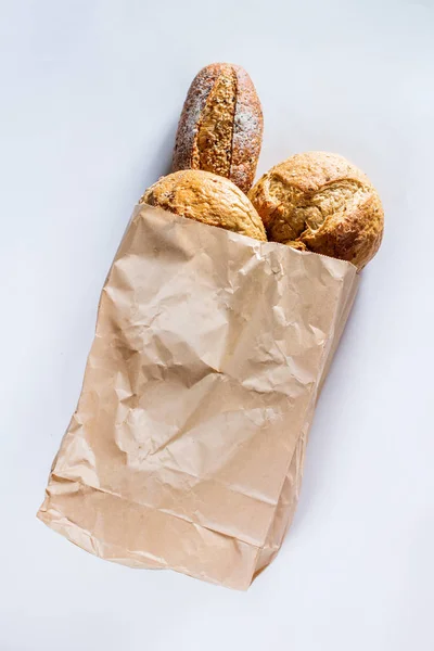 Pane integrale con semi in sacchetto di carta ecologica — Foto Stock