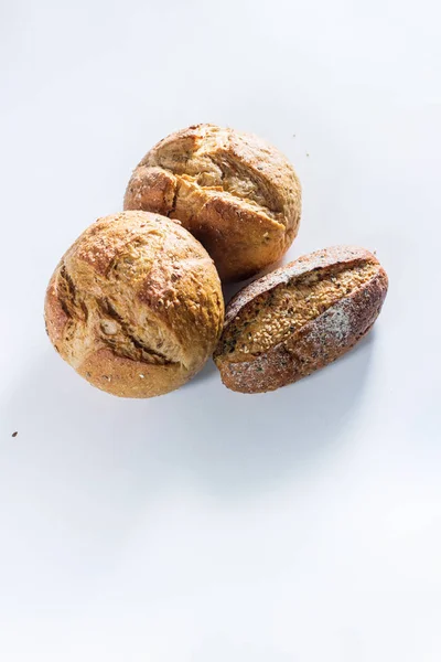 Ağaçtan oluşan bir grup tahıllı ekmek. — Stok fotoğraf