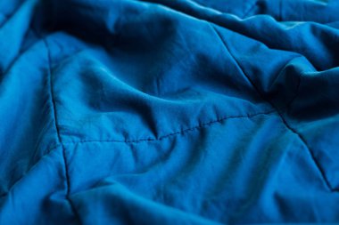 2020 'nin moda renginde mavi battaniye..