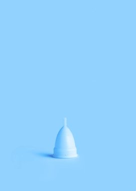 Pembe bir arka plan üzerinde adet cup. Alternatif ürün