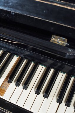 Piyano klavyesi arkaplan seçici odak beyaz siyah