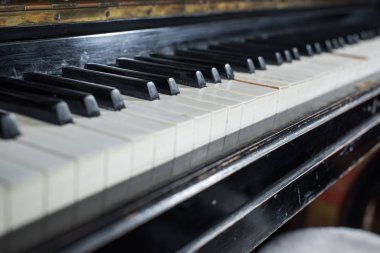 Piyano klavyesi arkaplan seçici odak beyaz siyah