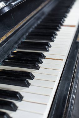 Piyano klavyesi arkaplan seçici odak beyaz siyah