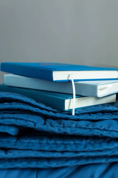 Pile de journaux quotidiens sur pile plaid bleu dans la couleur tendance — Photo