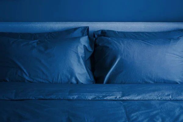 Cama com duas almofadas. roupa de cama cinza — Fotografia de Stock