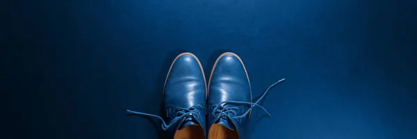 Μπλε ανδρικά δερμάτινα παπούτσια σε σκούρο φόντο — Φωτογραφία Αρχείου