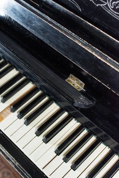 Piano keyboard background selective focus white black — Stock Photo, Image