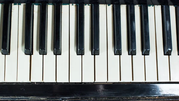 Old piano keyboard background with selective focus — Stock Photo, Image