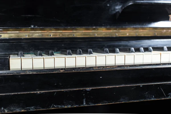 Old piano keyboard background with selective focus — Stock Photo, Image